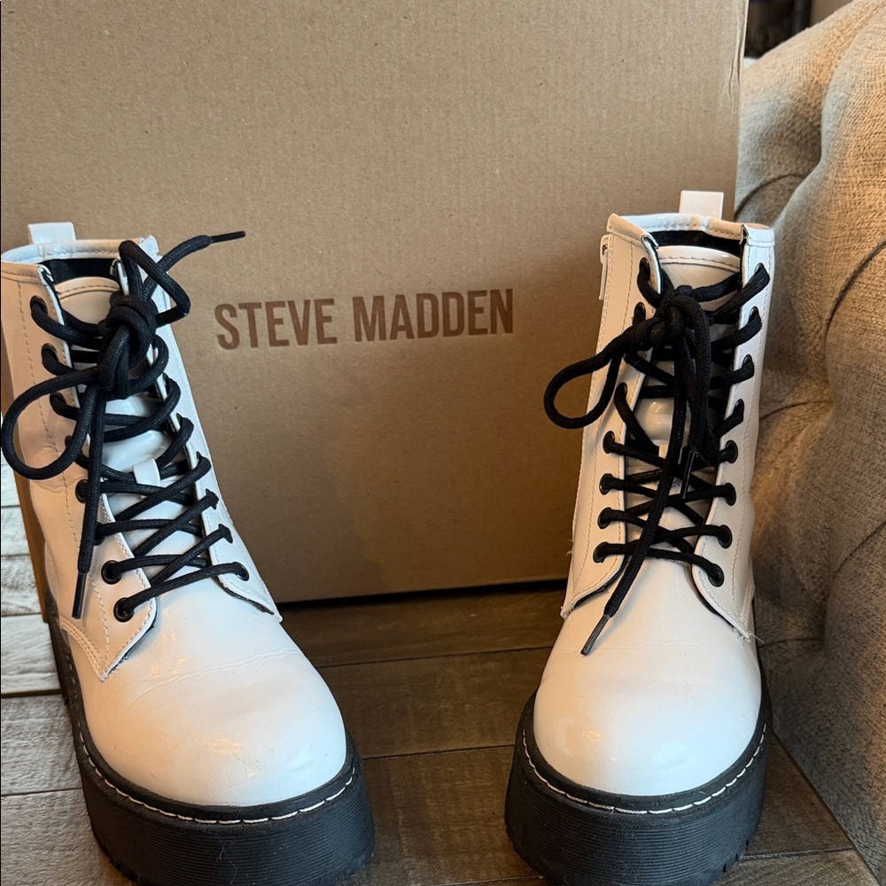Steve Madden Women's White and Black Lace-Up Boots